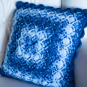 Fata de perna crosetata cu doua fete de 40x40cm.Una dintre fete este din fir acrilic multicolor, iar cealalta monocroma. - casă & stil de viață - textile de casă - perne - Artynos.ro