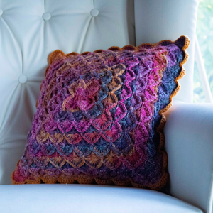 Fata de perna crosetata cu doua fete de 40x40cm.Una dintre fete este din fir acrilic multicolor, iar cealalta monocroma. - casă & stil de viață - textile de casă - perne - Artynos.ro