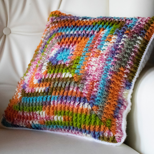 Fata de perna crosetata cu doua fete de 40x40cm.Una dintre fete este din fir acrilic multicolor - casă & stil de viață - textile de casă - perne - Artynos.ro
