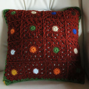Fata de perna crosetata cu doua fete de 40x40cm.Una dintre fete este in dungi si cealalta are buline - casă & stil de viață - textile de casă - perne - Artynos.ro