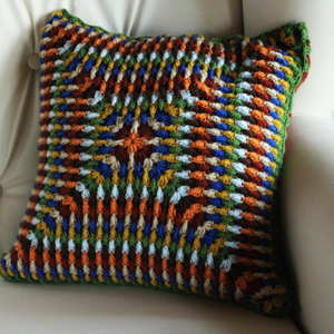 Fata de perna crosetata cu doua fete de 40x40cm.Una dintre fete este in dungi si cealalta are buline - casă & stil de viață - textile de casă - perne - Artynos.ro