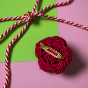 Martisor handmade - Brosa trandafir crosetata culori variate - bijuterii - mărțișor - Artynos.ro