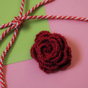 Martisor handmade - Brosa trandafir crosetata culori variate - bijuterii - mărțișor - Artynos.ro