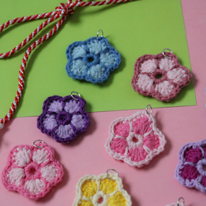 Martisor handmade - Flori crosetate in doua culori  - Artynos.ro