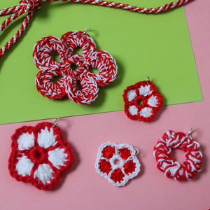 Martisor handmade - Model florar si circular crosetat - Artynos.ro