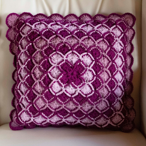 Fata de perna crosetata cu doua fete de 40x40cm.Una dintre fete este din fir acrilic multicolor, iar cealalta monocroma. - casă & stil de viață - textile de casă - perne - Artynos.ro