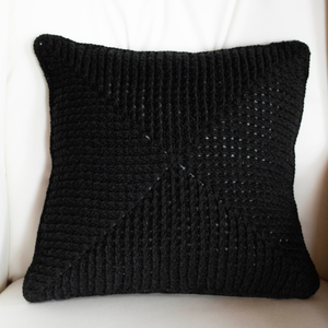 Fata de perna crosetata cu doua fete de 40x40cm.Una dintre fete este din fir acrilic multicolor - casă & stil de viață - textile de casă - perne - Artynos.ro