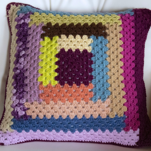 Fata de perna crosetata cu doua fete de 40x40cm.Una dintre fete este din granny squares florale, cealalta in dungi - casă & stil de viață - textile de casă - perne - Artynos.ro