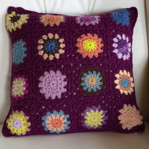 Fata de perna crosetata cu doua fete de 40x40cm.Una dintre fete este din granny squares florale, cealalta in dungi - casă & stil de viață - textile de casă - perne - Artynos.ro