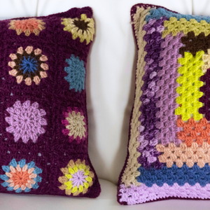 Fata de perna crosetata cu doua fete de 40x40cm.Una dintre fete este din granny squares florale, cealalta in dungi - Artynos.ro