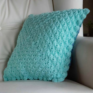 Fata de perna crosetata cu doua fete de 40x40cm.Una dintre fete este din fir acrilic multicolor, iar cealalta monocroma. - casă & stil de viață - textile de casă - perne - Artynos.ro