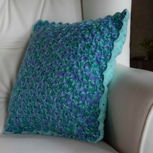 Fata de perna crosetata cu doua fete de 40x40cm.Una dintre fete este din fir acrilic multicolor, iar cealalta monocroma. - casă & stil de viață - textile de casă - perne - Artynos.ro