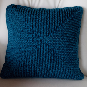Fata de perna crosetata cu doua fete de 40x40cm.Una dintre fete este din fir acrilic multicolor - casă & stil de viață - textile de casă - perne - Artynos.ro