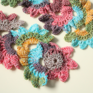Fular floral crosetat din fir acrilic multicolor - îmbrăcăminte și modă - eșarfe, pălării, fularuri - eșarfe - Artynos.ro