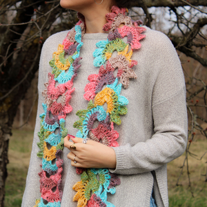 Fular floral crosetat din fir acrilic multicolor - îmbrăcăminte și modă - eșarfe, pălării, fularuri - eșarfe - Artynos.ro