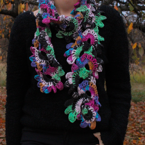 Fular floral crosetat din fir acrilic multicolor - îmbrăcăminte și modă - eșarfe, pălării, fularuri - eșarfe - Artynos.ro