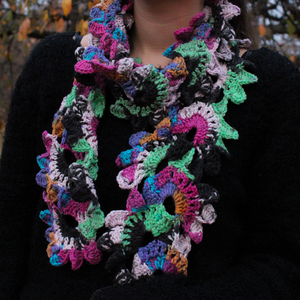 Fular floral crosetat din fir acrilic multicolor, Îmbrăcăminte și modă, Eșarfe, pălării, fularuri, Eșarfe, Împletitură, Croșetat, ARTYNOS