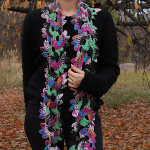 Fular floral crosetat din fir acrilic multicolor - îmbrăcăminte și modă - eșarfe, pălării, fularuri - eșarfe - Artynos.ro
