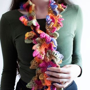 Fular floral crosetat din fir acrilic multicolor - îmbrăcăminte și modă - eșarfe, pălării, fularuri - eșarfe - Artynos.ro