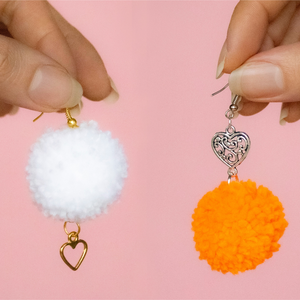 Cercei handmade cu pom-pom din fir acrilic cu tortite de otel inoxidabil  - Artynos.ro
