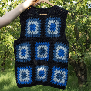 L - Vesta crosetata din fir acrilic realizata din granny squares - îmbrăcăminte și modă - haine bărbați - vestă bărbați - Artynos.ro