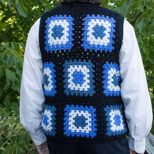 L - Vesta crosetata din fir acrilic realizata din granny squares - îmbrăcăminte și modă - haine bărbați - vestă bărbați - Artynos.ro