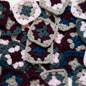 Granny squares (Patratul bunicii) crosetate in mai multe combinatii de culori - Artynos.ro