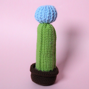 Cactusi decorativi crosetati disponibili in 3 variante de culori - jucării și echipamente pentru copii - plușuri - legume, fructe de pluș - Artynos.ro