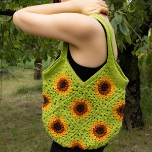Geanta Florala Crosetata. Geantă tip tote bag cu granny squares floarale creată din fir acrilic. - Artynos.ro