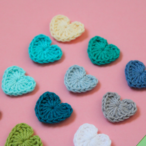 12 variante, set 1 - Inimi mici crosetate din fir 100% bumbac pentru aplicat pe textile si inclus in proiecte personale. - accessorii și unelte - accesorii decorative - alte accesorii - Artynos.ro