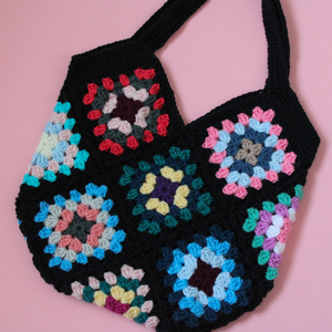 Geanta Crosetata. Geantă tip tote bag cu granny squares in dungi creată din fir acrilic. - Artynos.ro