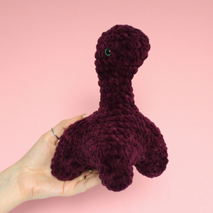 Jucarie din fir plusat - Dinozaur Brachiosaurus crosetat - Artynos.ro