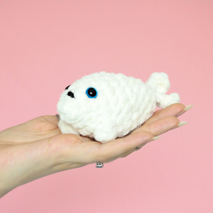 Jucarie din fir plusat - Foca crosetata - jucării și echipamente pentru copii - plușuri - figurine de pluș - Artynos.ro