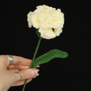 Garoafe crosetate. Floare decorativa realizata manual. - casă & stil de viață - accesorii pentru decorat casa - decorațiuni de masă și decorațiuni pentru rafturi  - florării și grădini de sticle - Artynos.ro