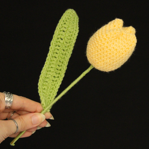 Lalele crosetate. Floare decorativa realizata manual. - casă & stil de viață - accesorii pentru decorat casa - decorațiuni de masă și decorațiuni pentru rafturi  - florării și grădini de sticle - Artynos.ro
