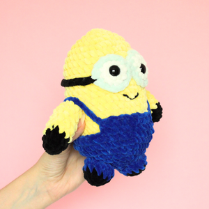 Jucarie din fir plusat - Minion crosetat  - jucării și echipamente pentru copii - plușuri - figurine de pluș - Artynos.ro