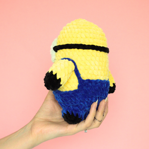 Jucarie din fir plusat - Minion crosetat  - jucării și echipamente pentru copii - plușuri - figurine de pluș - Artynos.ro