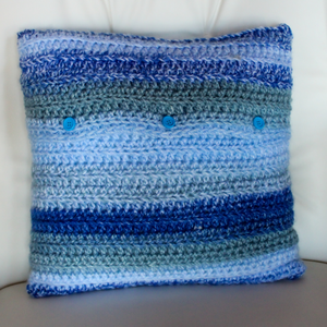 Fata de perna crosetata cu doua fete de 35x35cm. Realizata din fir multicolor si cu nasturi. - casă & stil de viață - textile de casă - perne - Artynos.ro