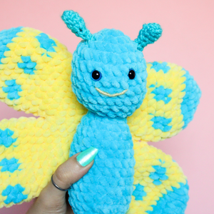 Jucarie din fir plusat - Fluture mare crosetat - jucării și echipamente pentru copii - plușuri - figurine de pluș - Artynos.ro