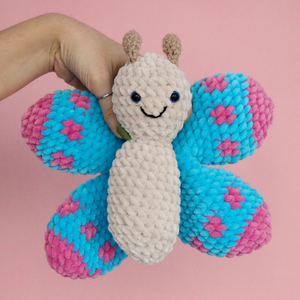 Jucarie din fir plusat - Fluture mare crosetat - jucării și echipamente pentru copii - plușuri - figurine de pluș - Artynos.ro