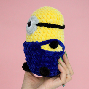Jucarie din fir plusat - Minion crosetat  - jucării și echipamente pentru copii - plușuri - figurine de pluș - Artynos.ro