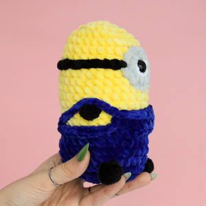 Jucarie din fir plusat - Minion crosetat  - jucării și echipamente pentru copii - plușuri - figurine de pluș - Artynos.ro