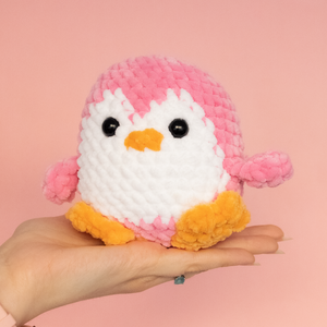 Jucarie din fir plusat - Pinguin roz - Artynos.ro