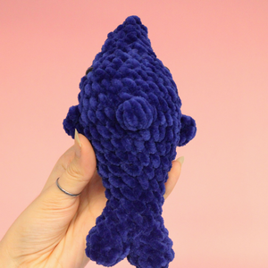 Jucarie din fir plusat - Delfin mic crosetat - jucării și echipamente pentru copii - plușuri - figurine de pluș - Artynos.ro