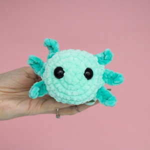 Jucarie din fir plusat - Axolotl crosetat - jucării și echipamente pentru copii - plușuri - figurine de pluș - Artynos.ro