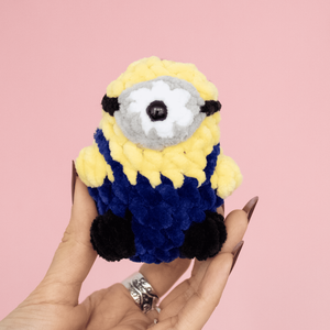 Jucarie din fir plusat - Minion mic crosetat  - Artynos.ro