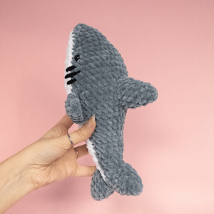 Jucarie din fir plusat - Rechin crosetat - jucării și echipamente pentru copii - plușuri - figurine de pluș - Artynos.ro
