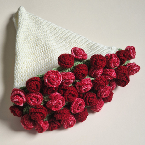Patura crosetata buchet de trandafiri din fir acrilic hipoalergenic si anti-scamosare - Artynos.ro