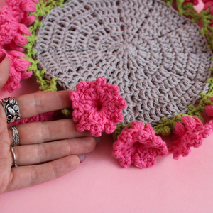 Coaster crosetat buchet realizat din bumbac - casă & stil de viață - accesorii pentru echipamente de bucătărie - accesorii de servire - suporturi pahare - Artynos.ro