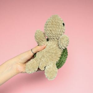 Jucarie din fir plusat - Testoasa crosetata rosie si verde - jucării și echipamente pentru copii - plușuri - figurine de pluș - Artynos.ro